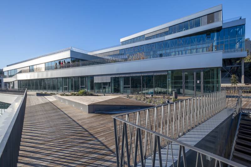 Delagarde sur les façade de Kedge Business school