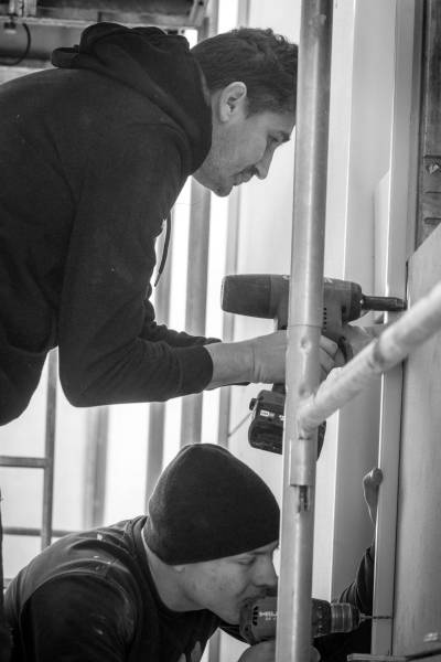 TravauxÉquipe de DELAGARDE RÉNOVATION en intervention sur le chantier de réhabilitation de serrurerie à Orange 