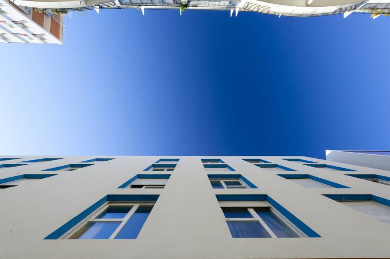 Ravalement sur façade d'un immeuble dans le sud